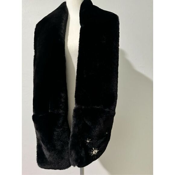 Victoria secret Winter  Angel black soft faux fur scarf with pockets - Picture 6 of 7